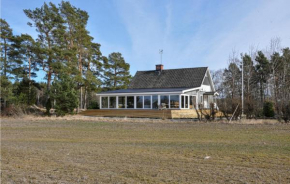 Amazing home in Säffle with WiFi, Private swimming pool and 5 Bedrooms